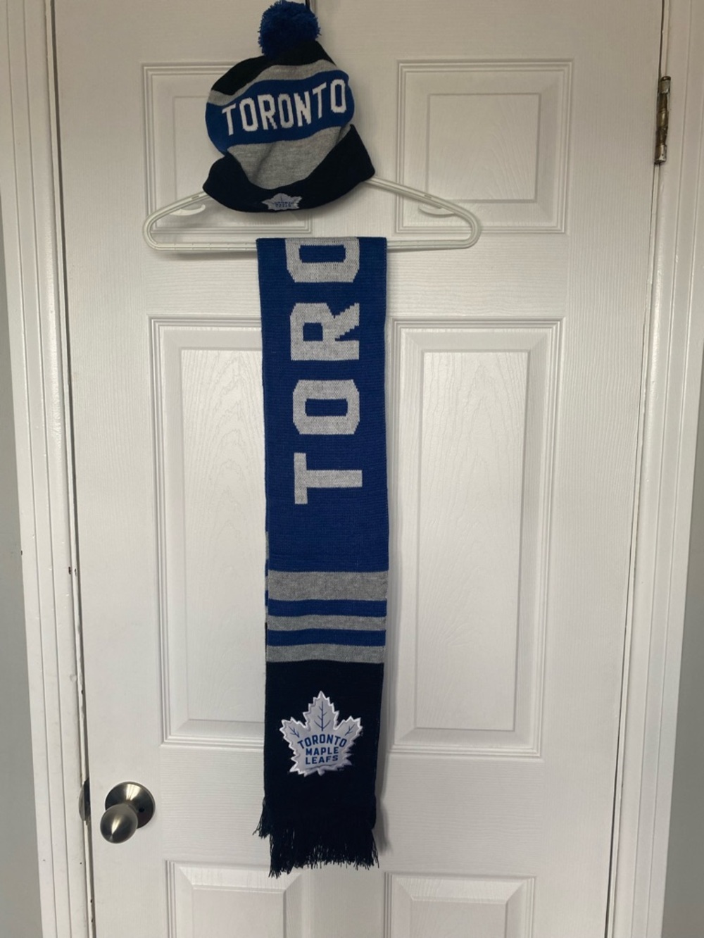 Toronto Maple Leafs NHL Toque Beanie & Scarf Set Blue Grey